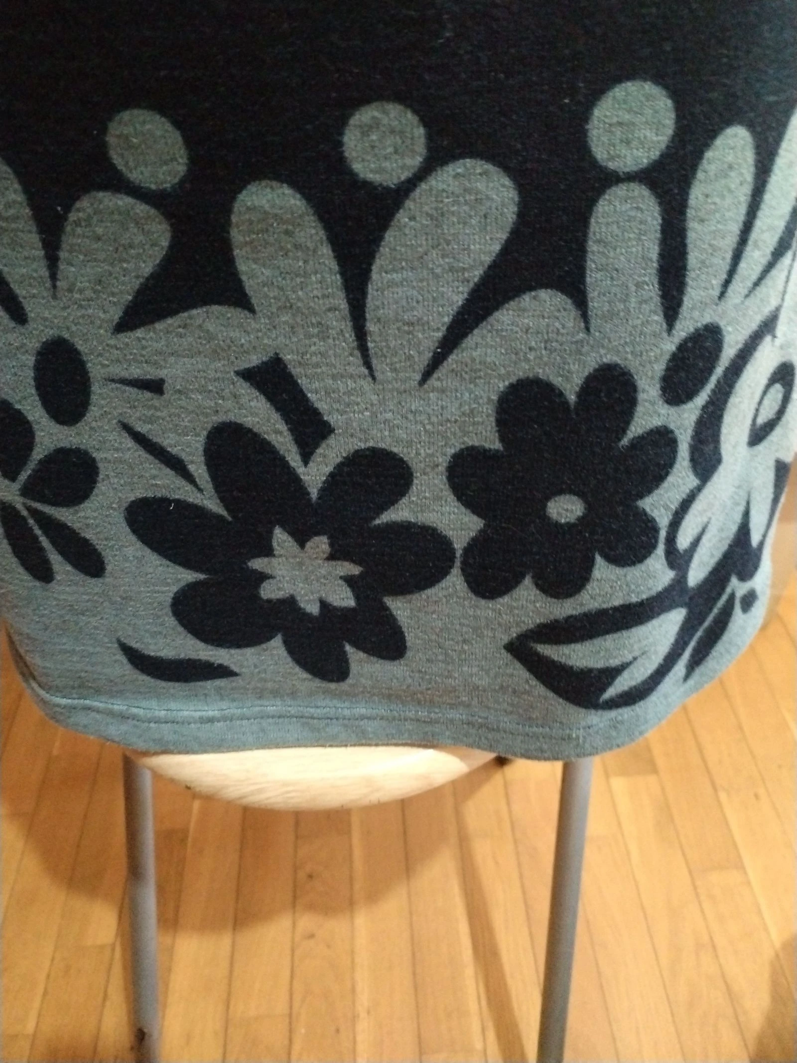 Zomerjurk met twee kleuren marineblauw en grijs met stippen en bloemen – photo 4